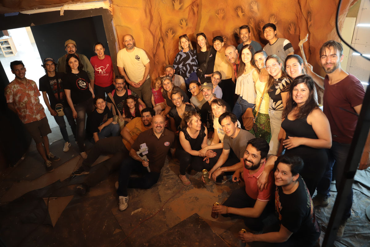 Muchas manos en el Mef. Intervención colectiva en la recreación de la cueva de las manos