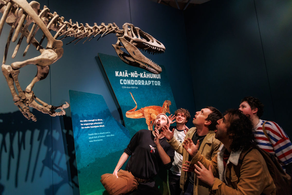 Fusión de culturas y fiesta entre dinosaurios